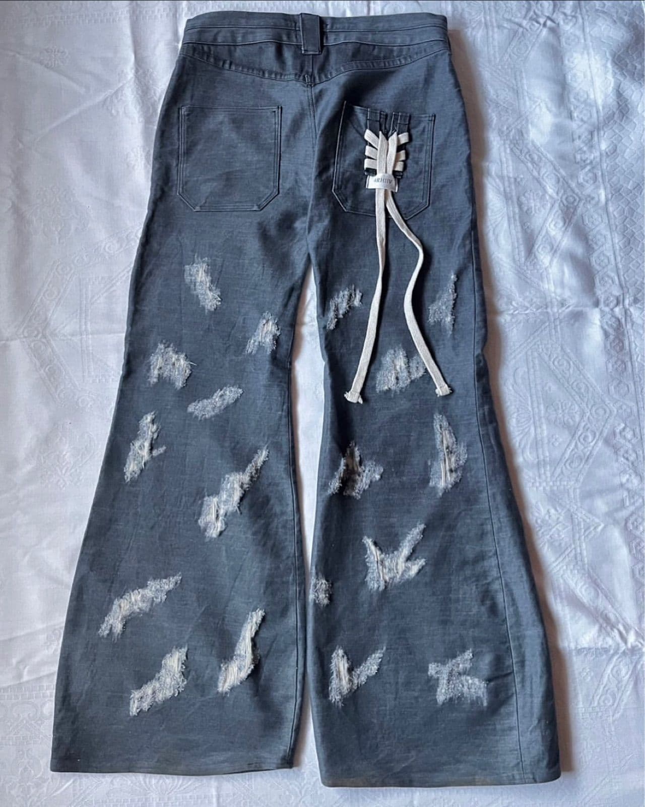 DISTRESSED FLARED JEANS